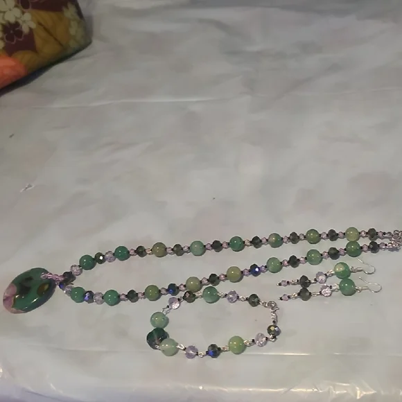 NWOT,Elegant Green Agate, AB Crystal  Purple Beaded Necklace Set - Picture 6 of 14